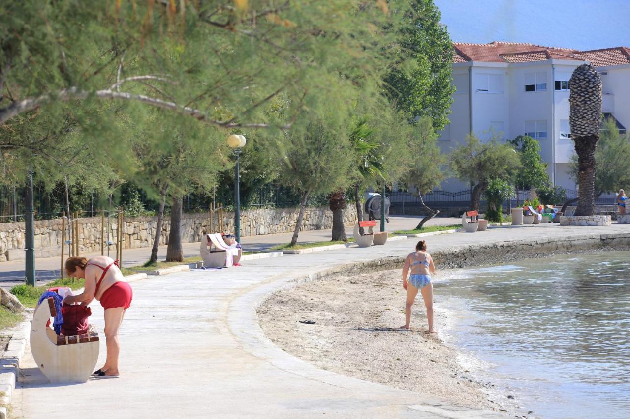 Apartments With A Parking Space Kastel Gomilica, Kastela - 19248 المظهر الخارجي الصورة