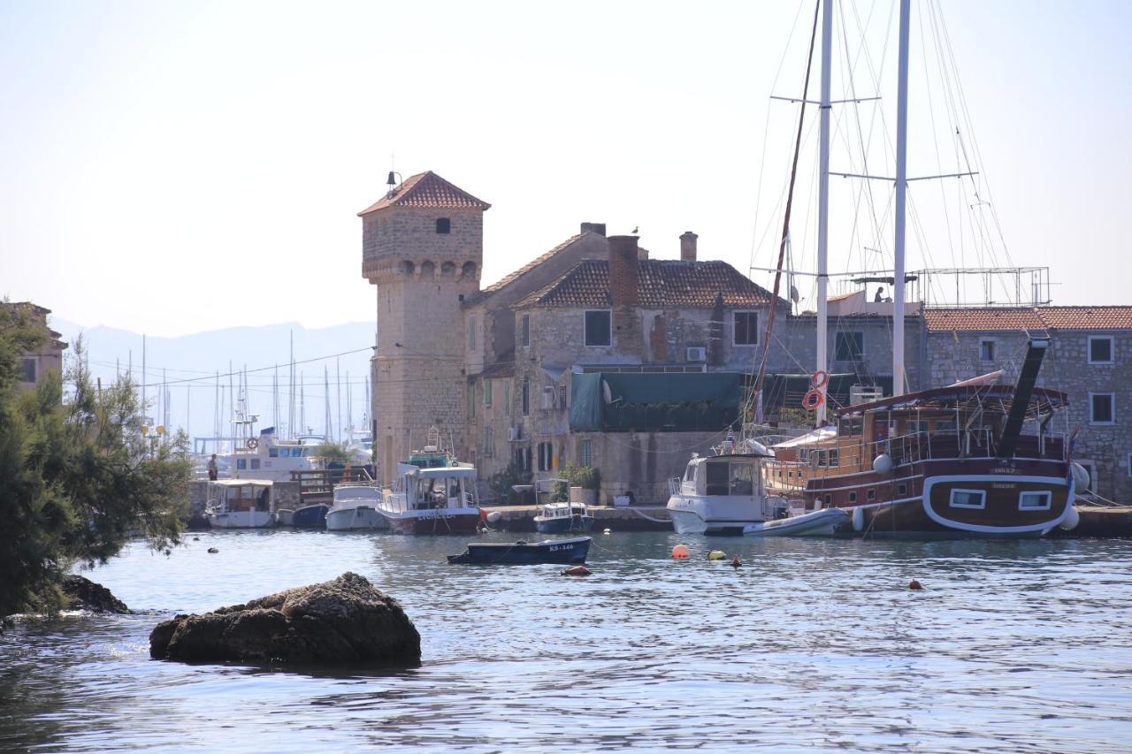 Apartments With A Parking Space Kastel Gomilica, Kastela - 19248 المظهر الخارجي الصورة